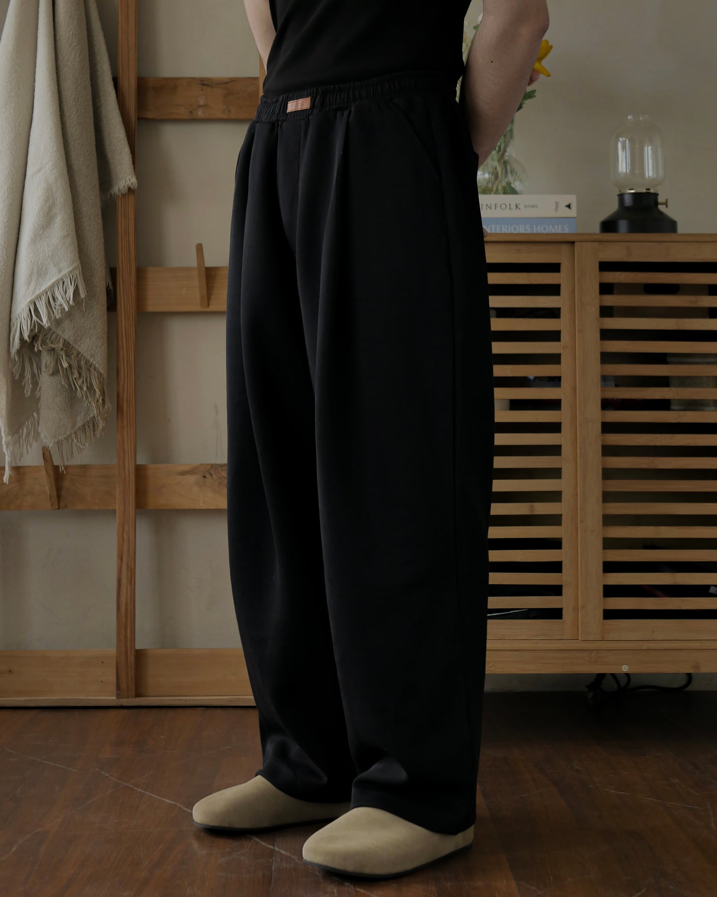 DION ONE-TUCK SWEATPANTS IN BLACK