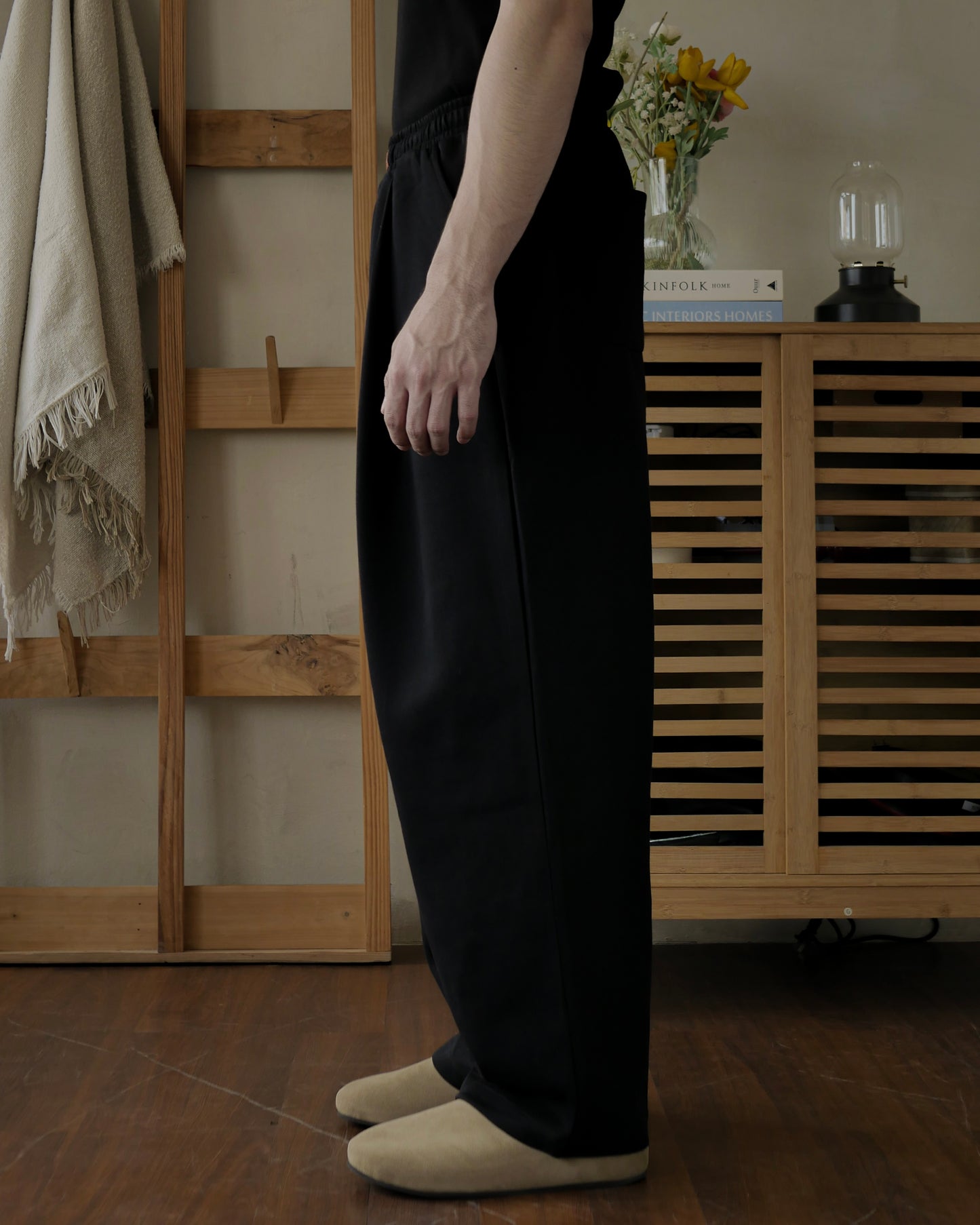 DION ONE-TUCK SWEATPANTS IN BLACK
