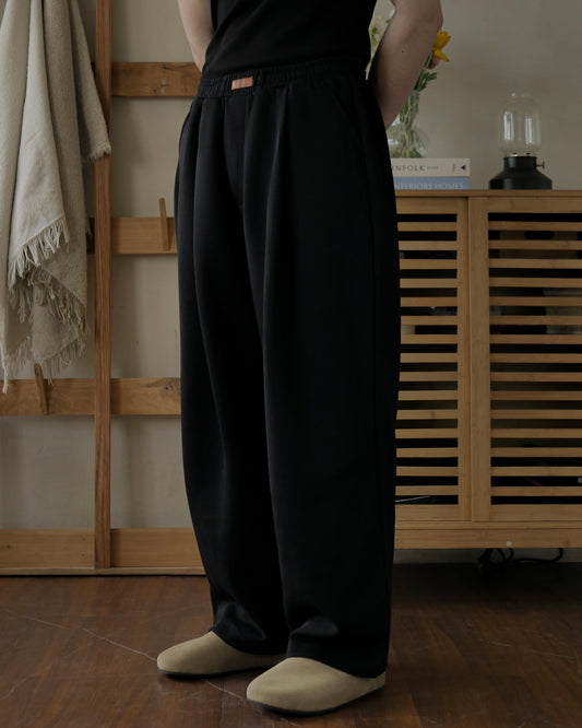 DION ONE-TUCK SWEATPANTS IN BLACK